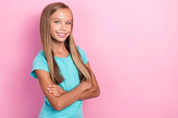 小さなブロンドの髪の子供の笑顔折り畳まれた腕笑顔の肖像写真は ピンクの色の背景に隔離された広告空のスペース大きなシーズン9月の販売をお楽しみください — ストック写真