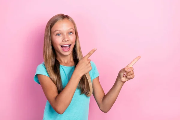 Foto Alegre Positiva Criança Vestida Camiseta Teal Apontando Dois Dedos — Fotografia de Stock