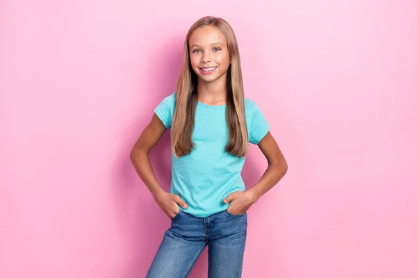 Foto Van Kleine Schattige Zelfverzekerde Mooie Schoolmeisje Kind Zet Handen — Stockfoto