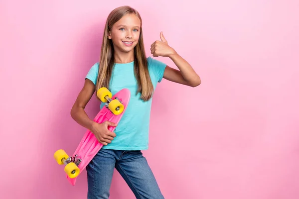 Foto Söt Säker Liten Barn Klädd Teal Shirt Visar Tummen — Stockfoto