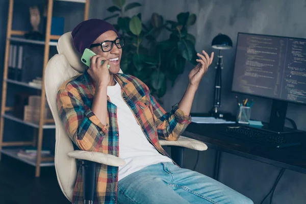 Foto Von Glücklich Lächelnden Freelancer Tragen Hut Brille Kommunizierenden Modernen — Stockfoto