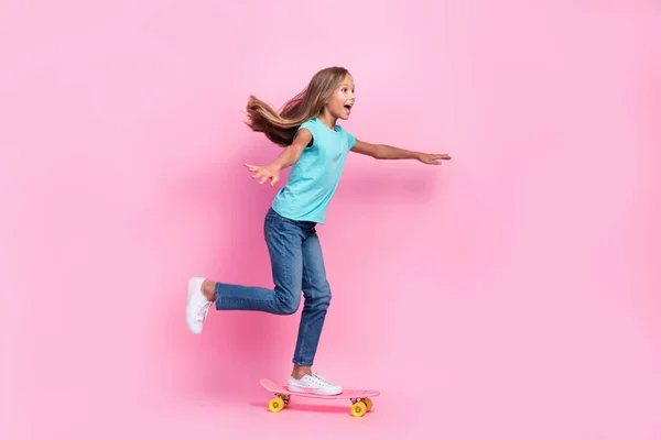ファンキーな印象の小さな子供の完全な長さの写真は Tシャツに乗って革のTシャツを身に着けているスケートボード空のスペース孤立ピンク色の背景 — ストック写真