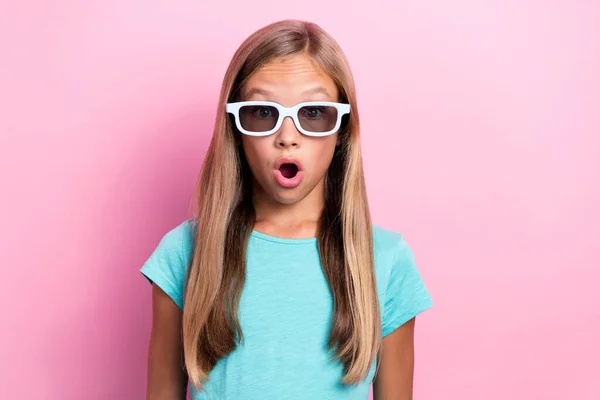 写真の光沢のある印象的な小さな子供の服を着たティールTシャツダークアイウェアオープン口孤立ピンク色の背景 — ストック写真
