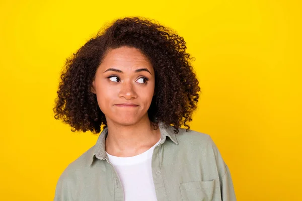 Retrato Una Mujer Muy Agradable Comercializadora Mirando Hacia Otro Lado —  Fotos de Stock