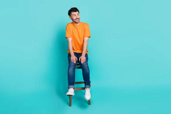 Foto Longitud Completa Hombre Alegre Vestido Ropa Naranja Agradable Sentarse —  Fotos de Stock