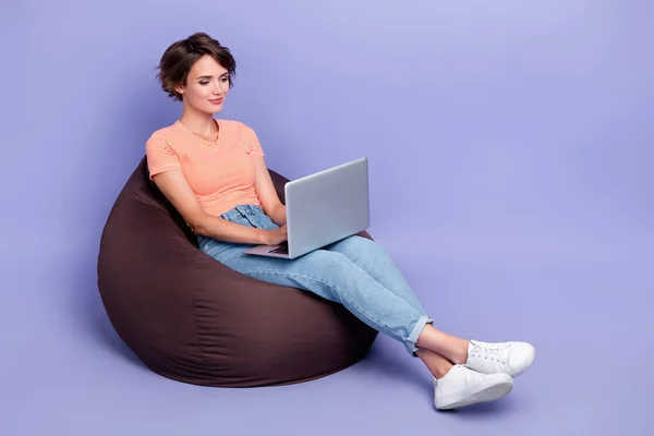 소녀의 사진은 원거리 노트북으로 비안백을 있으며 복장을 보라색 배경에 고립되어 — 스톡 사진