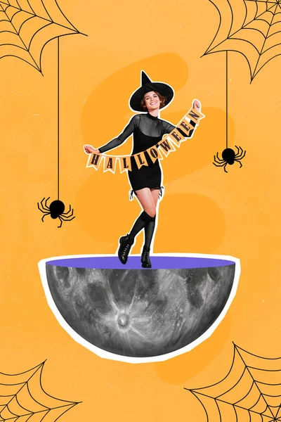 在垂直拼图中 快乐华丽的魔女手拿着旗子站在半月形蜘蛛网之间 背景是橙色的 — 图库照片