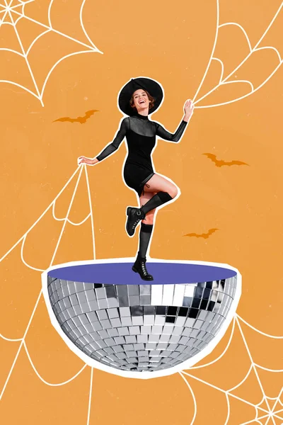 垂直コラージュ写真のかなりセクシーCounuer女の子ダンス半分巨大ディスコボール塗装スパイダーウェブ孤立した上の創造的な背景 — ストック写真