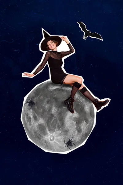 漂亮漂亮迷人的女巫坐在满月飞行的蝙蝠蜘蛛上的垂直拼贴图像 在漆成的背景下被隔离 — 图库照片