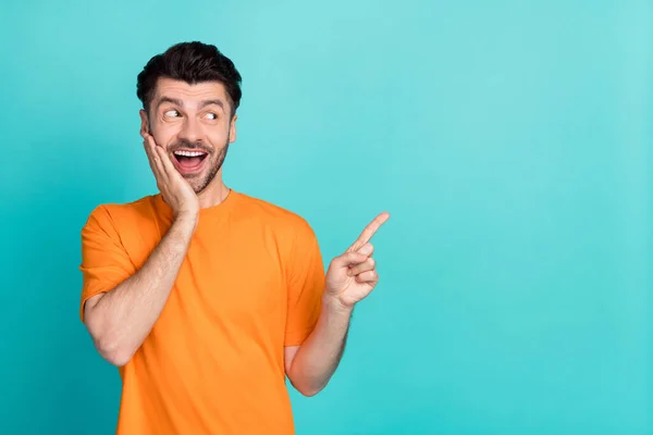 Portret Foto Van Jonge Knappe Grappige Man Dragen Oranje Shirt — Stockfoto