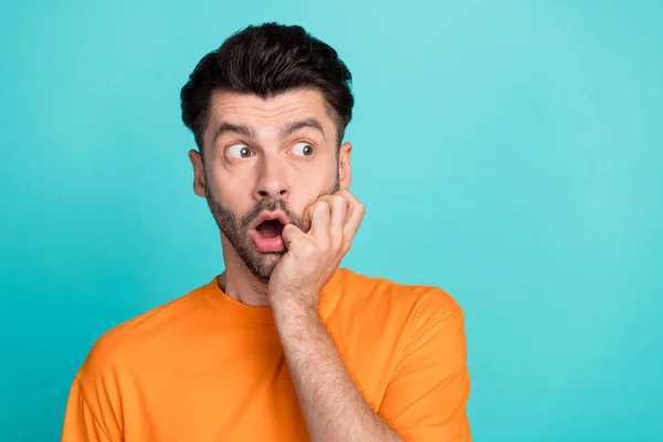 Closeup Foto Jovem Bonito Atraente Barbudo Cara Desgaste Laranja Shirt — Fotografia de Stock