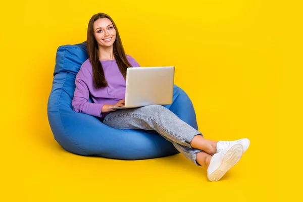 긍정적 여성이 자루를 사용하여 노란색 배경에 학습빈 공간을 — 스톡 사진