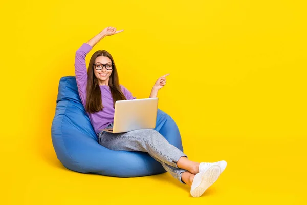 Foto Silla Sentada Señora Positiva Dos Brazos Por Encima Cabeza — Foto de Stock