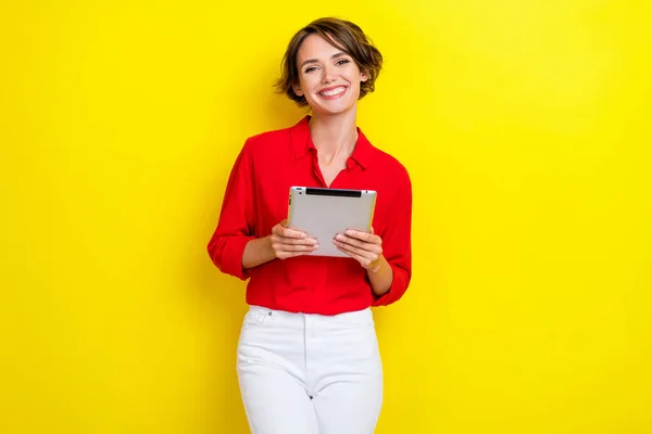 Retrato Senhora Muito Positiva Segurar Uso Tablet Radiante Sorriso Isolado — Fotografia de Stock