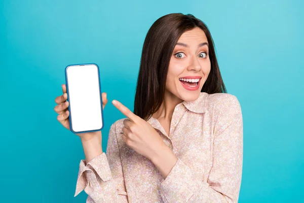 Närbild Foto Charmiga Överlycklig Dam Arm Direkt Telefon Display Cool — Stockfoto