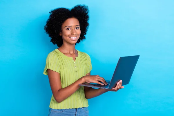 Ritratto Intelligente Intelligente Ragazza Con Acconciatura Ondulata Vestita Verde Shirt — Foto Stock