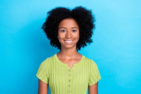 Retrato Menina Positiva Otimista Satisfeito Com Penteado Ondulado Desgaste Verde — Fotografia de Stock