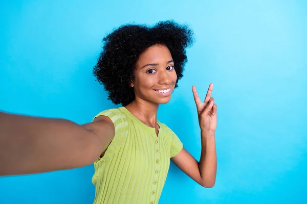 Ritratto Divertente Dentata Ragazza Raggiante Con Chevelure Capelli Verde Shirt — Foto Stock