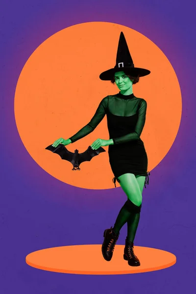垂直コラージュ画像のかなり肯定的な緑の魔女の女の子の腕を保持バット孤立上絵の創造的な背景 — ストック写真