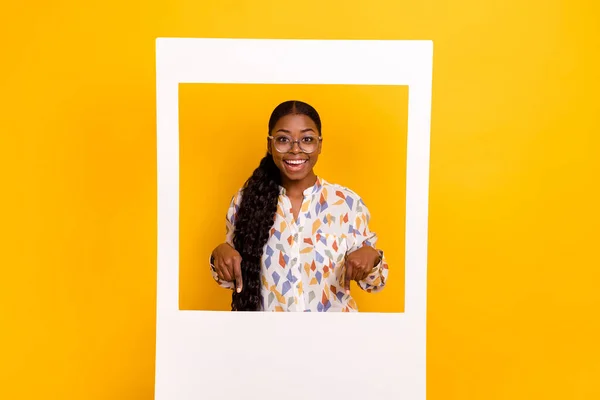 Portret Van Aantrekkelijke Vrolijke Meisje Wijzen Naar Beneden Papieren Frame — Stockfoto