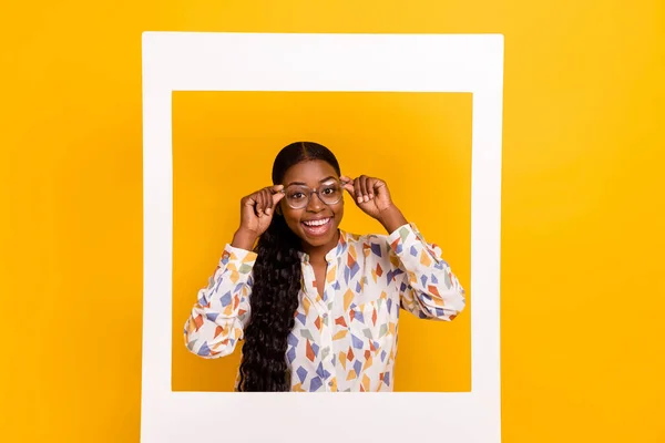 Portret Van Aantrekkelijke Vrolijke Meisje Actrice Papier Frame Aanraken Specs — Stockfoto