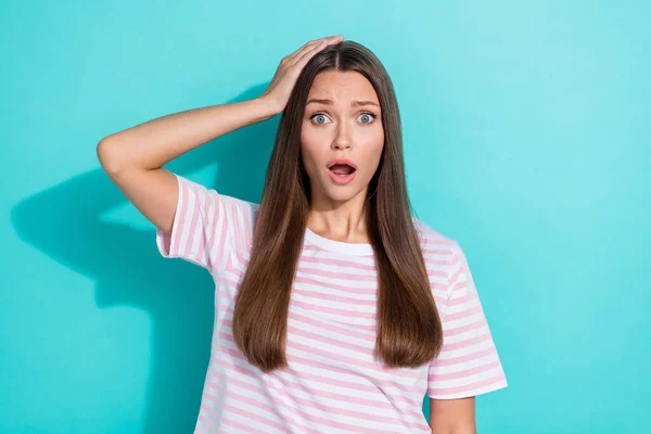 Retrato Mulher Sem Palavras Assustada Linha Reta Penteado Desgaste Listrado — Fotografia de Stock