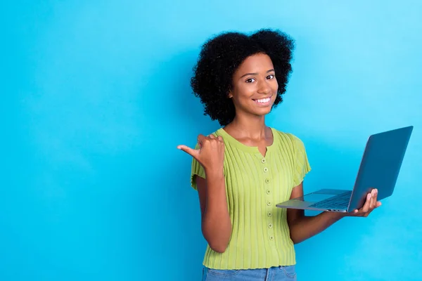 Ritratto Allegra Bella Ragazza Con Acconciatura Ondulata Vestita Verde Shirt — Foto Stock