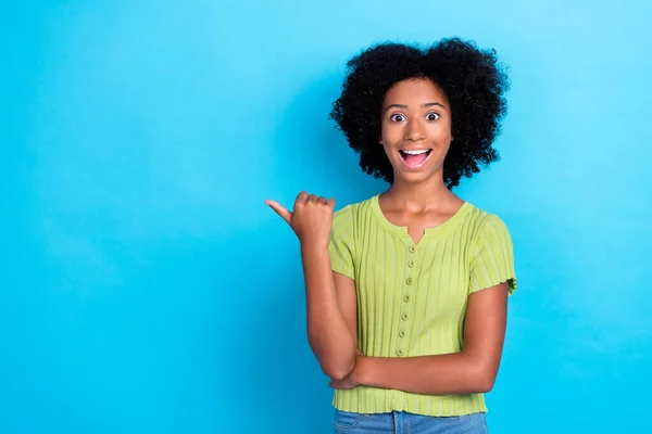 Portrait Impressed Excited Girl Wavy Hair Green Shirt Indicating Empty — Stock Photo, Image