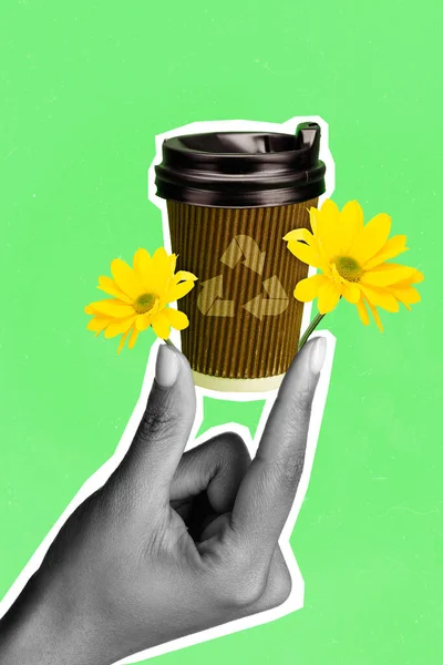 コーヒー飲料と創造的なミニチュアペーパーカップのコラージュ写真新しいカフェテリア広告プロモーター緑の色の背景に隔離された新鮮な朝 — ストック写真