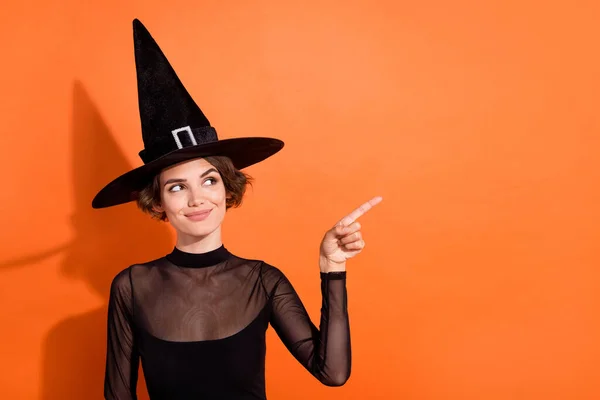 Foto Retrato Adorável Jovem Senhora Olhar Ponto Halloween Loja Banner — Fotografia de Stock