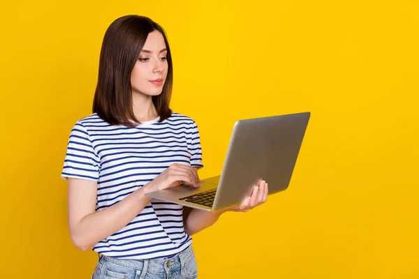 Foto Porträtt Vackra Unga Dam Hålla Netbook Fokuserad Fjärrarbete Bära — Stockfoto