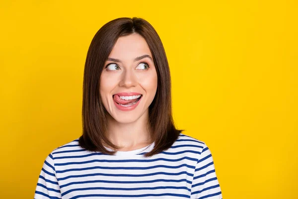 Foto Retrato Hermosa Joven Lamiendo Los Dientes Mirada Curioso Espacio —  Fotos de Stock