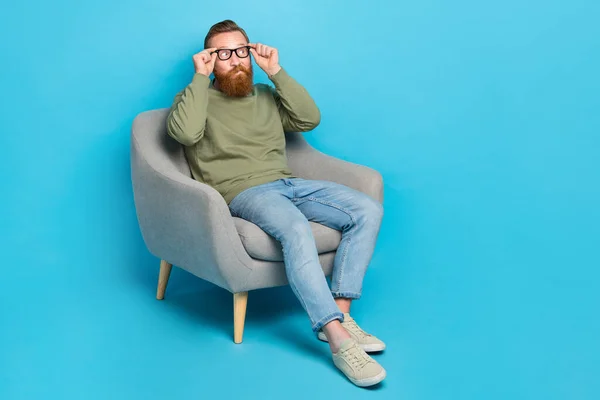 Pełnowymiarowe Zdjęcie Inteligentnego Człowieka Czerwoną Fryzurą Nosić Khaki Pullover Okulary — Zdjęcie stockowe