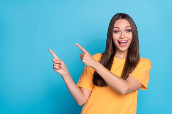 Portret Van Extatisch Positief Meisje Recht Kapsel Dragen Geel Shirt — Stockfoto