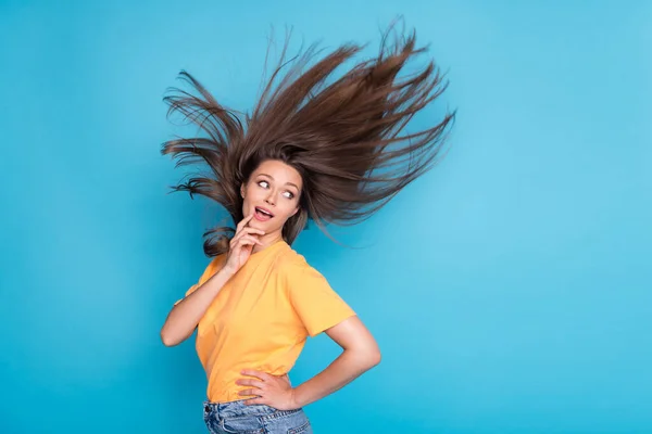 Foto Menina Funky Impressionado Vestido Amarelo Shirt Dedo Queixo Vento — Fotografia de Stock