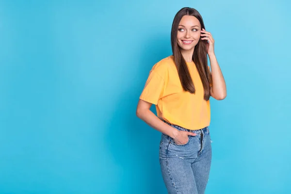 Foto Linda Senhora Alegre Usar Roupas Amarelas Braço Toque Cabelo — Fotografia de Stock