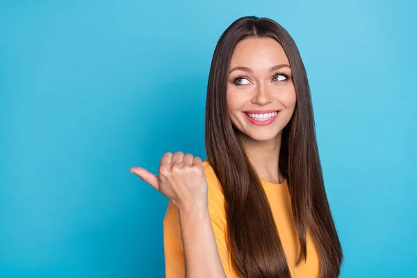 Foto Splendida Ragazza Ottimista Con Taglio Capelli Dritto Usura Shirt — Foto Stock