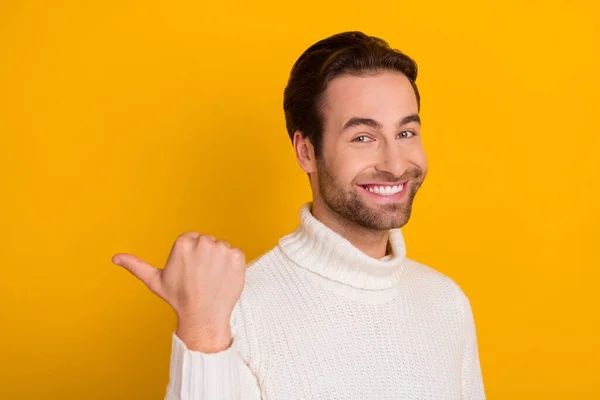 Photo Confident Promoter Guy Direct Finger Suggest Empty Space Wear — Stock Photo, Image