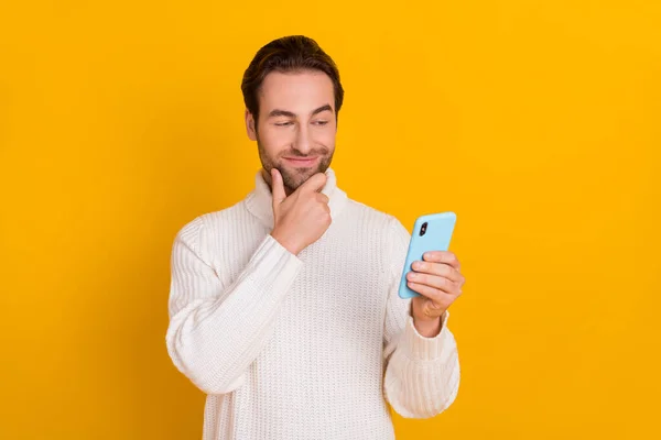 Fotografie Chytrého Chlapa Držet Telefon Přemítání Mail Odpověď Prst Brada — Stock fotografie