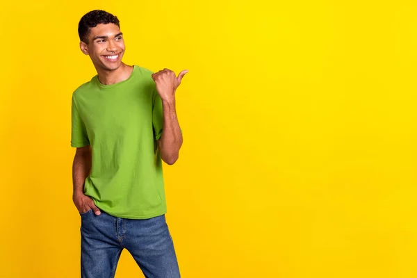Zbliżenie Zdjęcie Młody Hansome Uśmiechnięty Pozytywny Facet Nosić Zielony Shirt — Zdjęcie stockowe