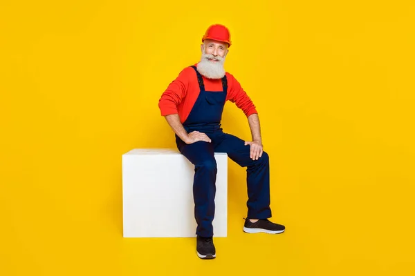 Gülümseyen Mutlu Yaşlı Adamın Fotoğrafı Üniformalı Kırmızı Başlık Takıyor Boş — Stok fotoğraf