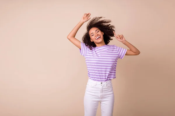 Foto Señora Adorable Cool Usar Camiseta Violeta Divertirse Bailando Espacio —  Fotos de Stock