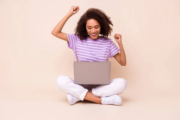 Foto Van Mooie Mooie Schattige Meisje Met Perming Coiffure Slijtage — Stockfoto