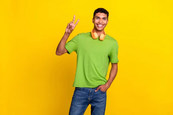 Retrato Foto Jovem Confiante Bonito Homem Sorrindo Música Sem Fio — Fotografia de Stock