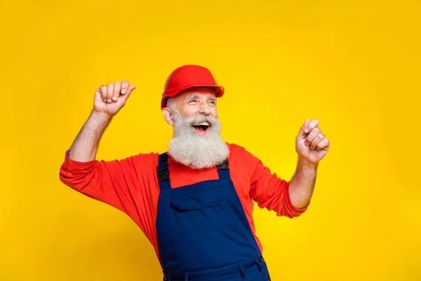 Foto Von Positiven Großvater Pensionierten Arbeiter Tanzen Erfolgreiche Erneuerung Haus — Stockfoto