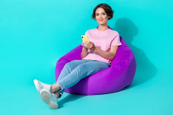 Fotografie Haine Dulci Frumoase Doamnă Roz Stau Bucură Beanbag Confortabil — Fotografie, imagine de stoc