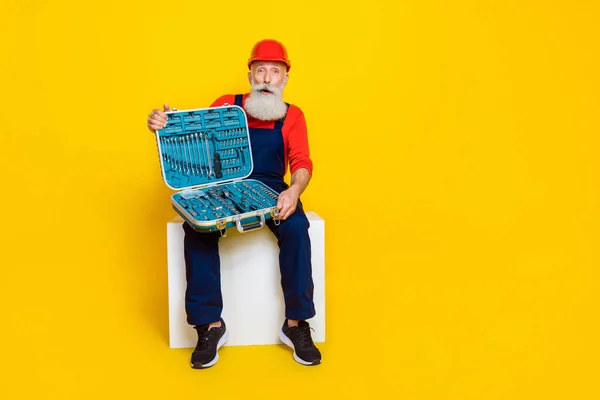 Etkilenmiş Komik Yaştaki Adamın Fotoğrafı Üniformalı Kırmızı Kasketli Boş Alanı — Stok fotoğraf