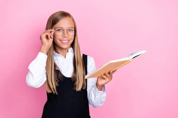 閉校写真の未就学児の子供は正式な制服を着用ホールド新しい文学オタク眼鏡良いビジョン笑顔空のスペース広告にピンク色の背景に孤立 — ストック写真