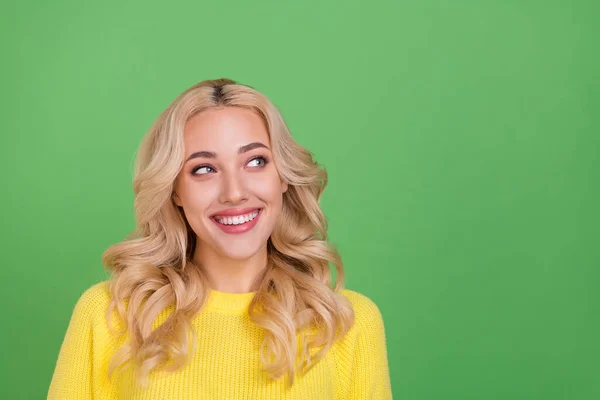 Foto Señora Rubia Joven Impresionada Mirada Espacio Vacío Desgaste Jersey — Foto de Stock