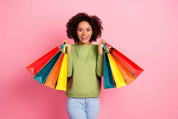 Heyecanlı Genç Kız Alışveriş Mağazasının Fotoğrafı Pembe Renkli Arka Planda — Stok fotoğraf